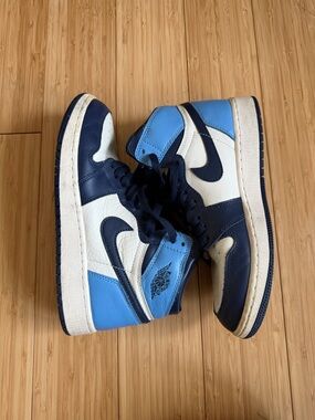 Air Jordan 1 Retro High OG "Obsidian/University
Blue" sneakers